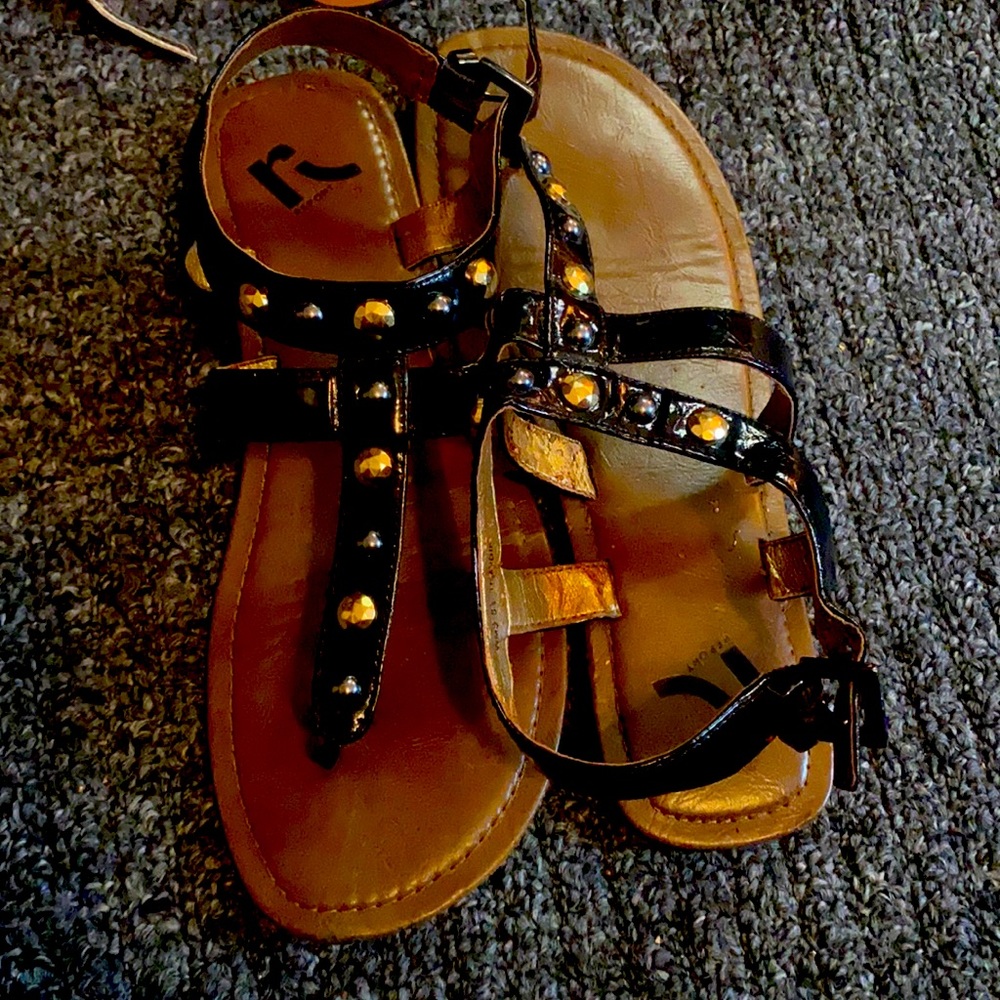 Patent leather sandal with gold/silver embossment/embellishment